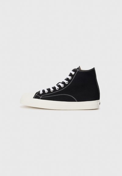 Czarne sneakersy typu high-top z płótna, z białymi sznurówkami, z gumowym noskiem i kontrastowym białym przeszyciem.