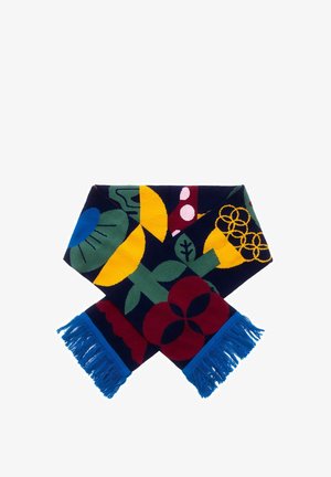 Kolorowy szal na ciemnoniebieskim tle, zdobiony dużymi wzorami kwiatowymi w kolorach żółtym, czerwonym, zielonym i niebieskim; zakończony niebieskimi frędzlami.
