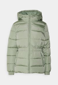 Prošívaná bunda světle zelené barvy, vybavená kapucí, zapínáním na zip vpředu, elastickými manžetami a bočními kapsami, s prošívaným vzorem.