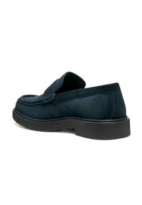 Granatowy mokasyn z zamszu z czarną gumową podeszwą, niskim obcasem oraz przeszyciami w stylu mokasynów wokół palców i boków.