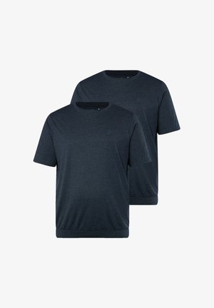 Dvé námořnických modrých triček vyrobených z měkké, texturované tkaniny, s kulatým výstřihem, krátkými rukávy a malým logem na hrudi.