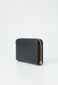 Μαύρο δερμάτινο πορτοφόλι με λεία υφή, ορθογώνιο σχήμα, χρυσές λεπτομέρειες με φερμουάρ και στρογγυλή λαβή.