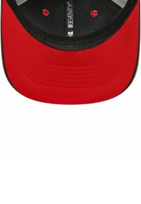 Rote Baseballmütze mit schwarzem Schirm, ausgestattet mit einem glatten Stoff und Nahtmustern. Das Innere hat eine schwarze Innenauskleidung mit einem Logosticker.
