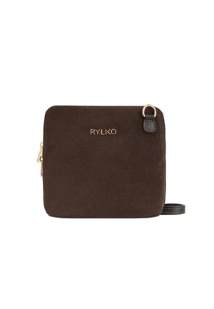 Kwadratowa torebka na ramię z ciemnobrązowego zamszu z złotym logo "RYŁKO" i złotym suwakiem, z czarną skórzaną pętlą na pasek.