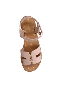 Sandal di un rosa chiaro con due larghe cinghie, accenti in metallo dorato, suola testurizzata e motivo decorativo a forma di ape sulla soletta.