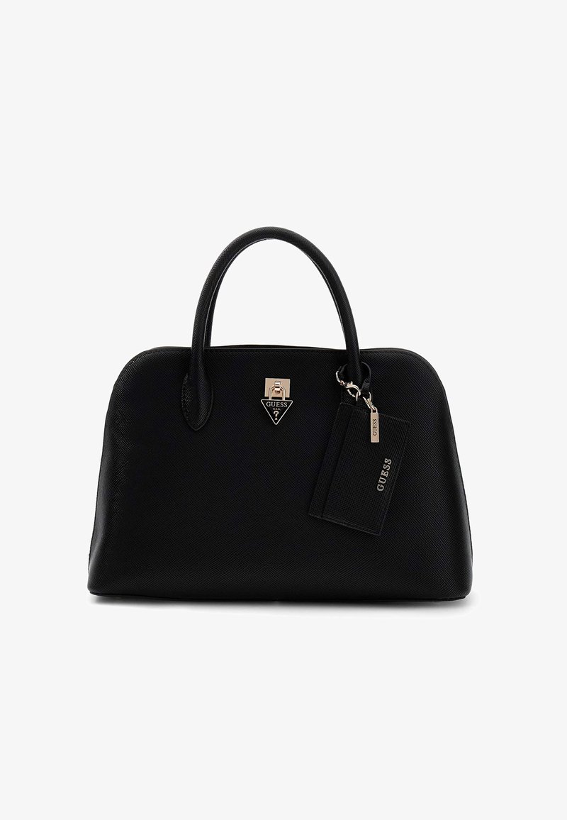 Sac à main en cuir noir texturé avec double poignée, logo Guess doré et étiquette noire assortie avec label Guess attaché.