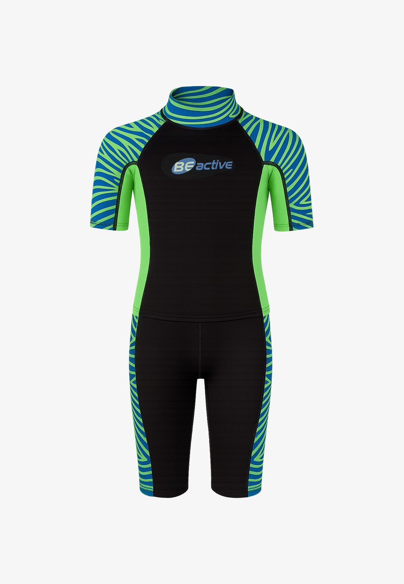 Combinaison de plongée à manches courtes avec un corps noir, des côtés verts et des manches et un col à rayures zèbre bleu-vert, avec le logo "BE active" sur la poitrine.