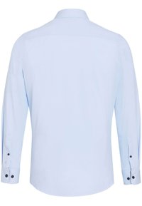 Lichtblauwe, lange mouwen shirt met een rechte zoom, button-down kraag en zwarte knopen bij de mouwen. Glad stofoppervlak.