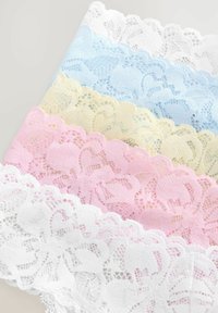 Tessuto in pizzo in quattro colori: bianco, azzurro chiaro, giallo pallido e rosa, con un motivo floreale su una superficie testurizzata. Ogni pezzo ha un bordo a scallop.
