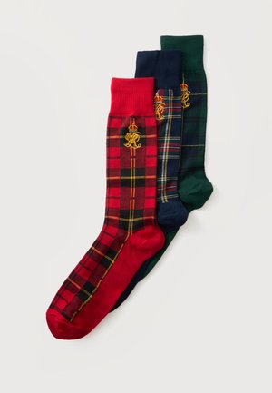 Trois chaussettes à motif à carreaux en rouge, bleu marine et vert, chacune avec une couronne brodée en or et un monogramme près du bord-côte supérieur.