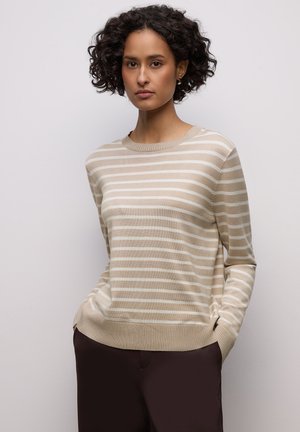 Beiger gestreifter Pullover mit Rundhalsausschnitt, langen Ärmeln und geripptem Saum. Glatte Textur mit horizontalen hellen und dunklen Streifen.