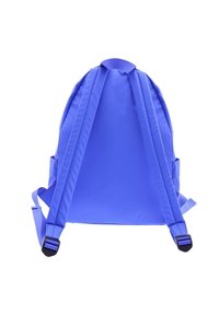 Mochila azul con correas de hombro acolchadas, forma redondeada, material suave y hebillas laterales ajustables. Diseño simple, sin patrones visibles.