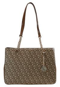 Hnědá látková taška s potiskem loga, koženými ramenními popruhy, řetízkovým detailem a boční visačkou s logem značky.