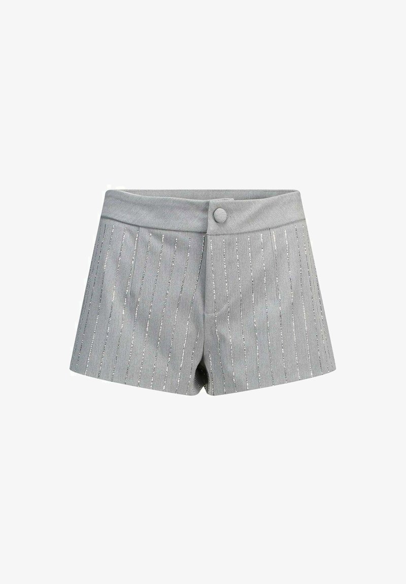 Grijze shorts met een gladde textuur, voorzien van verticale zilveren strepen en een sluiting met een knoop aan de voorkant, ontworpen in een fitted, korte stijl.
