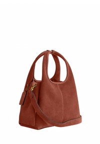 Sac à main en daim couleur rouille avec poignées arrondies et bandoulière amovible, doté de ferrures dorées et d'une étiquette assortie.
