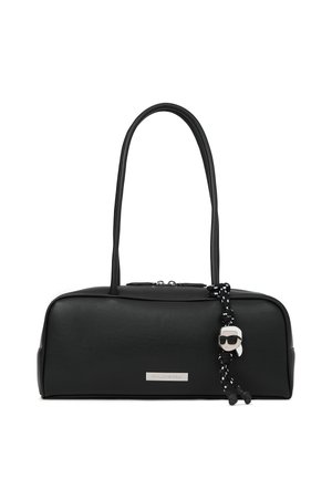 Czarna prostokątna torebka z dwoma długimi uchwytami, srebrną blaszką z logo oraz plecionym czarno-białym paskiem z małym charms'em w kształcie postaci.