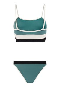Bikinio komplektas iš žalsvai mėlynos, baltos ir juodos faktūrinės medžiagos, su plonomis kremine spalvos petnešėlėmis ant viršutinės dalies ir juoda juosmens juostele apatinei daliai.