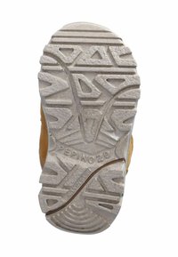 Suela de un zapato infantil con un patrón de relieve detallado, "PEPINO 20" grabado y parte superior en color marrón visible alrededor de los bordes.