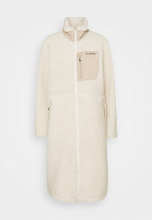 Long manteau en polaire crème avec fermeture éclair intégrale, col haut et poche poitrine zippée beige avec le label Columbia.