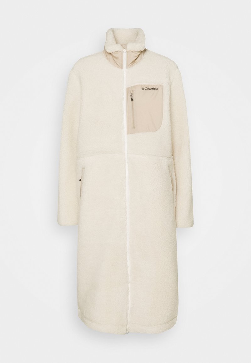 Long manteau en polaire crème avec fermeture éclair intégrale, col haut et poche poitrine zippée beige avec le label Columbia.