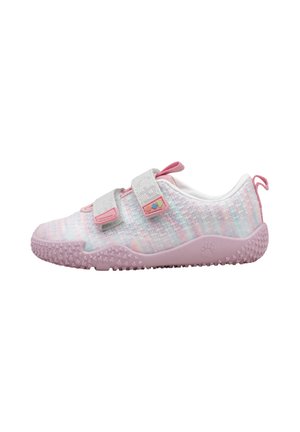 Zapatilla ligera para niños con suela rosa, tela de cuadros en tonos pastel y dos correas blancas ajustables con detalles geométricos coloridos.