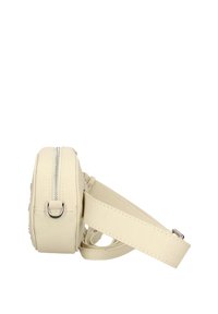Borsa a tracolla sintetica color crema con chiusura a zip, design piatto e tracolla regolabile, caratterizzata da sottili dettagli di cucitura.