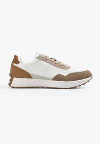 Sneaker z białą skórzaną cholewką, akcentami z beżowego zamszu, beżowymi sznurowadłami i teksturowaną gumową podeszwą. Charakteryzuje się minimalistycznym designem z dyskretnym brandingiem.