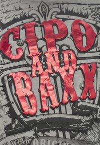 Graues T-Shirt mit großen, glänzenden roten Text "CIPO AND BAXX" auf einem schwarzen grafischen Hintergrund und Vintage-Elementen.