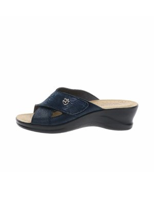 Sandalo a zeppa blu navy con punta aperta, cinturino regolabile e soletta beige imbottita, progettato per il comfort.