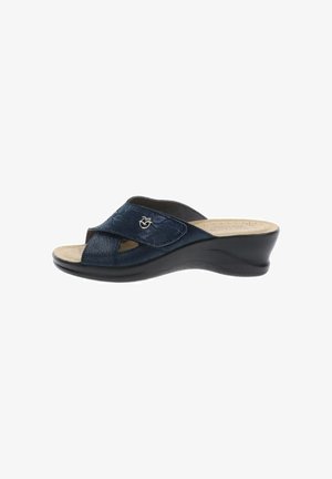 Sandalo a zeppa blu navy con punta aperta, cinturino regolabile e soletta beige imbottita, progettato per il comfort.