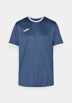 T-shirt de sport navy en tissu lisse. Doté d'un col rond et de poignets de manches blancs, avec un petit logo blanc sur la poitrine gauche.