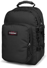 Mochila negra de nailon con un mango acolchado, bolsillo frontal con cremallera, correas ajustables y un parche con logo. Presenta un tejido texturizado y cremalleras.