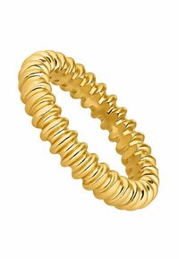 Anillo de tono dorado con un diseño ondulado y segmentos redondeados que reflejan la luz. Textura suave con un acabado uniforme y brillante.