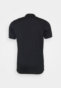 Svart polo-skjorta med klassisk passform, korta ärmar och krage. Materialet verkar slätt med en subtil glans, utan synliga mönster eller detaljer.