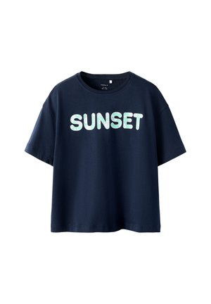 Name it NKFVONAYA SS RLX TOP NOOS - Print T-shirt - dark sapphire
