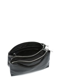 Borsa in pelle nera con due scomparti con cerniera, esterno testurizzato, hardware in argento e design rettangolare compatto.