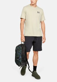 Under Armour LEFT CHEST LOGO - Marškinėliai su spaudiniu - beige