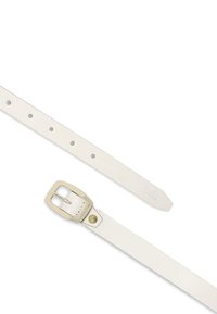 Cinturón de cuero blanco con una hebilla plateada brillante. Presenta agujeros espaciados uniformemente y un extremo puntiagudo distintivo. Textura suave, diseño minimalista.