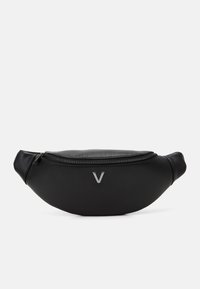 Sac banane en cuir noir avec une forme courbée, fermeture éclair argentée et détail de logo à l'avant. Texture lisse avec des bretelles latérales doubles pour le transport.