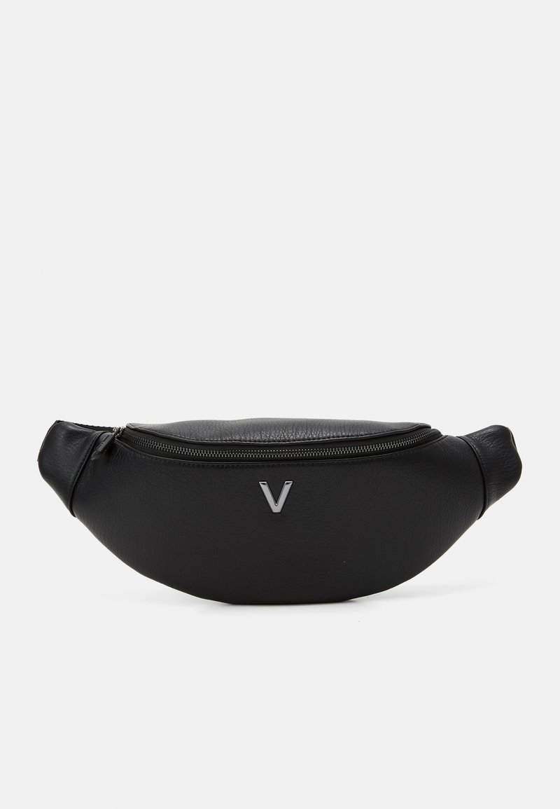 Sac banane en cuir noir avec une forme courbée, fermeture éclair argentée et détail de logo à l'avant. Texture lisse avec des bretelles latérales doubles pour le transport.