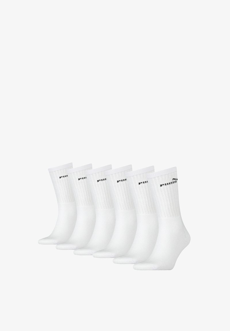 Calcetines de algodón blancos de caña baja con textura acanalada. Conjunto de seis pares que presentan un detalle del logotipo negro en la parte superior. Forma de calcetín estándar.