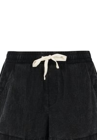 Shorts noirs avec taille élastique, poches latérales et cordon en tissu blanc noué en nœud papillon au centre devant.