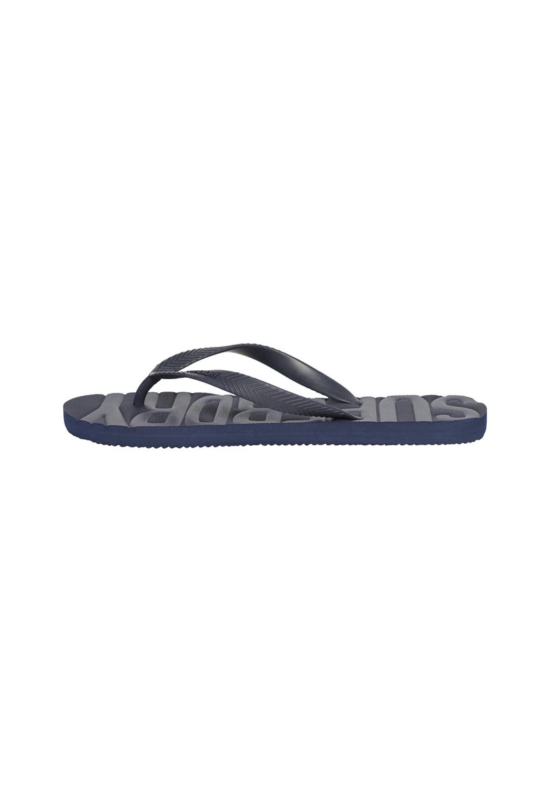 Tongs bleu marine avec semelle en caoutchouc texturé et fines sangles. Présente un grand logo en relief sur le lit de pied et un motif en chevrons sur les sangles.