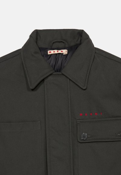 Col de veste vert foncé et haut du torse avec poche boutonnée et nom de marque brodé en rouge Marni sur le côté droit.