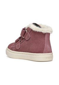 Bottes de cheville en daim violet avec une doublure en fausse fourrure blanche et deux sangles Velcro réglables, dotées d'une semelle en caoutchouc blanche avec un design texturé.