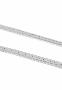 Silver kedja i flätad design, med släta, polerade länkar som reflekterar ljus och skapar en blänkande yta.