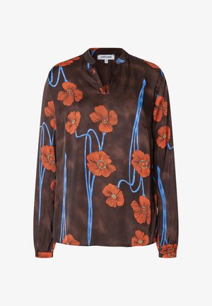 Braune Bluse mit langen Ärmeln, verziert mit großen orangen Mohnblumen und blauen Stielen. V-Ausschnitt-Design mit knöpfbaren Manschetten und glatter Textur.