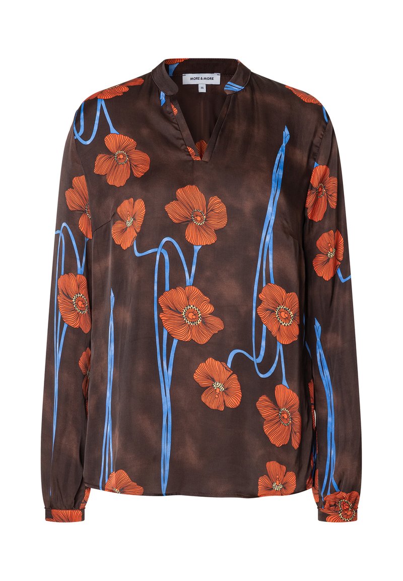 Bruine blouse met lange mouwen, voorzien van grote oranje klaprozen en blauwe stelen. V-hals ontwerp met knoopmanchetten en een gladde textuur.