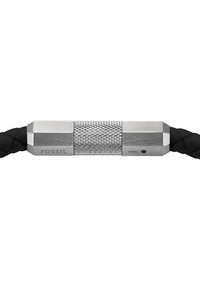 Schwarzes geflochtenes Lederarmband mit einer silbernen, hexagonalen Metalldrehung, die einen strukturierten Mittelabschnitt und den eingravierten Markennamen "Fossil" aufweist.