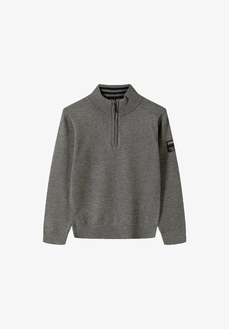 Pull en maille gris à manches longues avec col à demi-fermeture éclair et poignets, ourlet et col côtelés ; patch noir avec texte blanc sur la manche gauche.